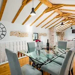Stunning In With Sauna Bicici